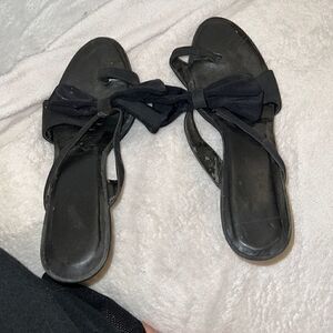 Bow sandal with small heel size 9 black